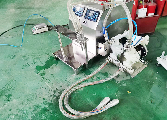 高粘度瓶、袋一體液體洗滌劑灌裝機-01